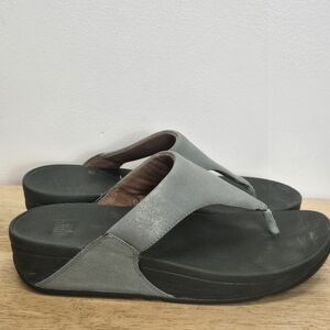 FitFlop Lulu Shimmer Toe-Post Sandals Sz 9 Sage Green Metallic Cushioned Comfort